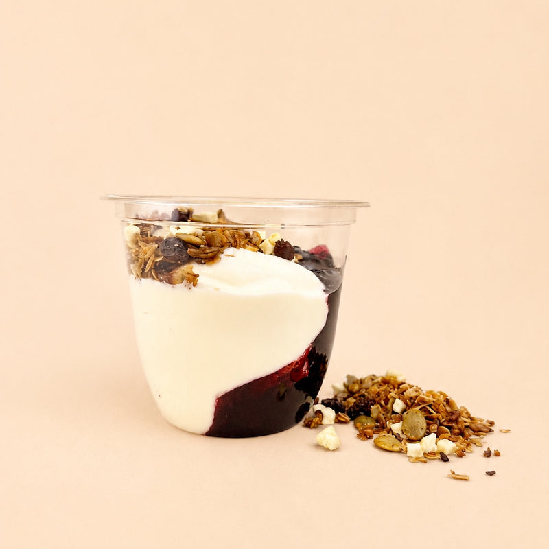Yoghurt med granola och bär