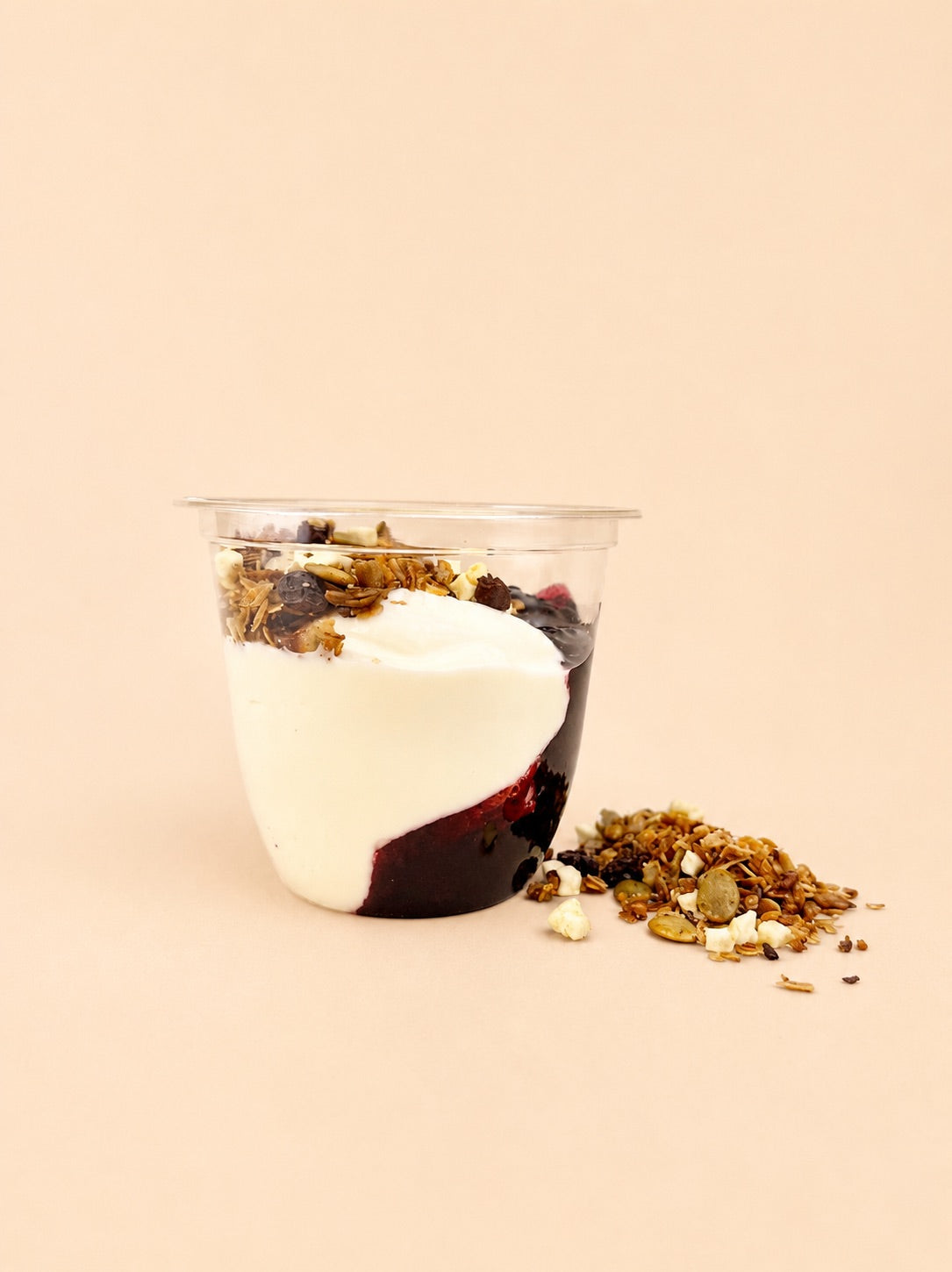 Yoghurt med granola och bär